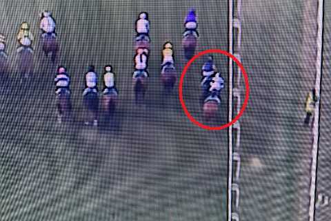 Jockey’s ‘dangerous’ mid-race move leaves Nick Luck and Jane Mangan absolutely shocked as he gets..