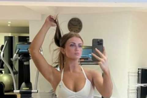 Maisie Smith shows off her incredible gym body in sports bra and leggings selfie