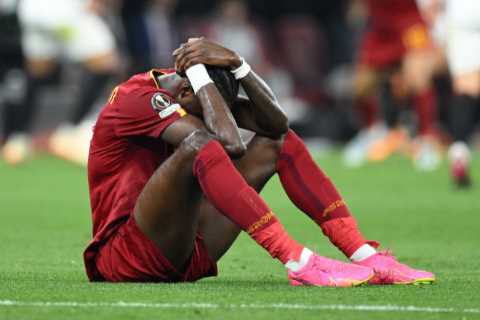 Ex-Chelsea ace Tammy Abraham suffers horrible knee injury after falling awkwardly in Roma final day ..