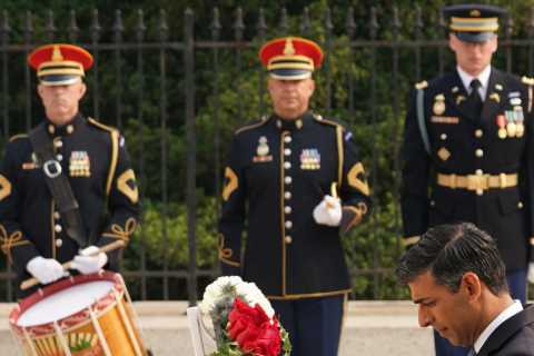 Rishi Sunak pays tribute at war memorial before crunch US talks with Biden to forge ‘economic..