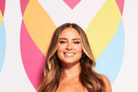 Who is Leah Taylor on Love Island?