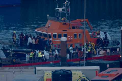 Nearly 800 migrants crossed Channel to Britain during hot weather at the weekend