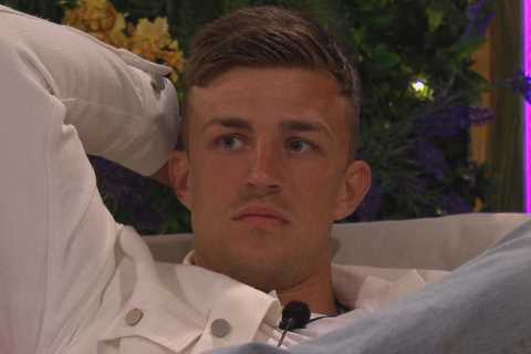 Love Island fans fear for Molly after Mitch’s ‘insane’ behaviour as he’s accused of gaslighting