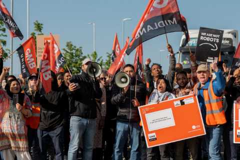 At a British Amazon Warehouse, a Union Bid Surges, Then Stalls