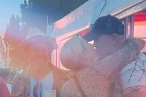Zara and Mike Tindall enjoy snog at boozy Isle of Wight festival while dancing to Pulp’s Common..