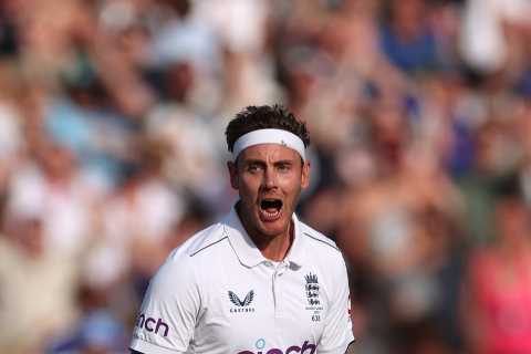 Stuart Broad’s stunning late double leaves first Ashes Test on a knife edge ahead of mouthwatering..