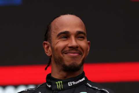 People are just noticing Lewis Hamilton’s bizarre steering wheel technique as F1 mechanic gives..