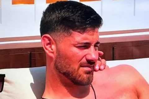 Love Island fans freaked out after spotting eerie ‘extra hand’ on Scott’s shoulder