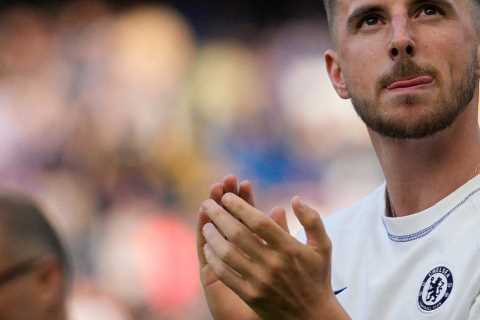 Chelsea fans say ‘hopefully the banner era is over’ as they notice awkward Mason Mount tribute at..