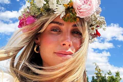 ‘Premier League’s hottest wag’ stuns as she celebrates Midsummer with Man Utd star husband closing..
