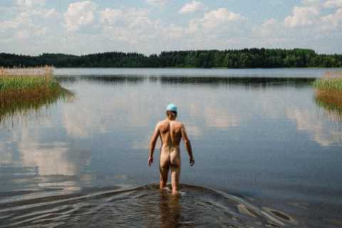 F1 legend strips naked in lake to celebrate summer as fans tell Lewis Hamilton’s old team-mate..