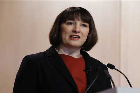 Rachel Reeves calls for Jeremy Hunt to get banks to pass on rocketing interest rates to savers