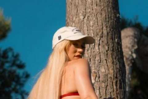 Elle Brooke sparks rivalry with Paige Spiranac as she shows off her bum in lingerie in sexy golf..