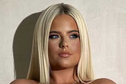 Fans can’t get over busty boxing ring girl Apollonia Llewellyn’s sexy outfit as she stuns in..