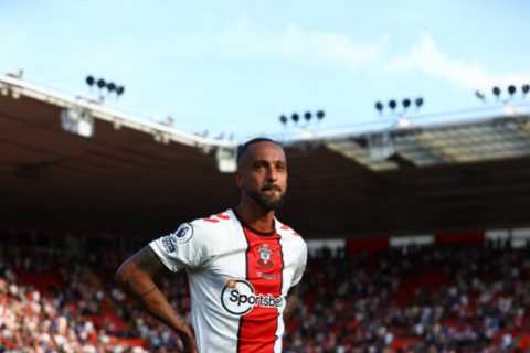 Theo Walcott poised to join League One side Reading on free transfer and reunite with his old..