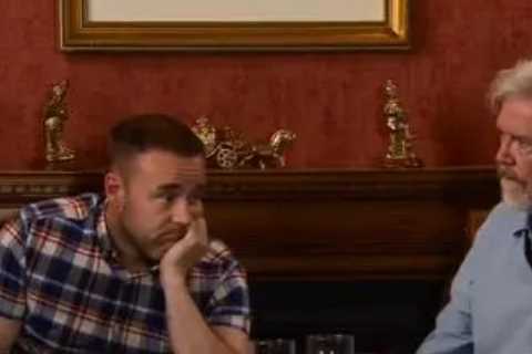 Coronation Street fans ‘work out’ shock love triangle for Roy Cropper after pub quiz scenes