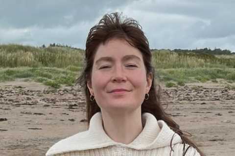 Bargain Hunt’s Natasha Raskin Sharp shocks fans with retro hair ‘transformation’ as she poses on..