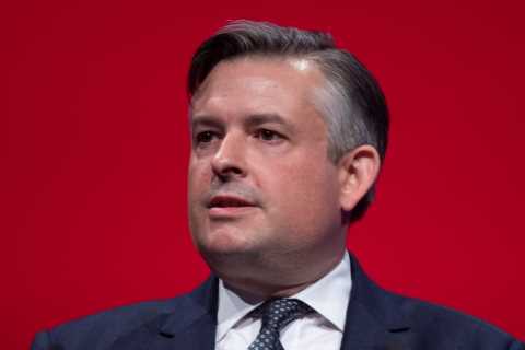 Youngsters refusing to work should have their benefits taken away, Labour warns