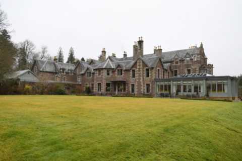 Andy Murray ordered to find room for BATS at his 5 star luxury hotel