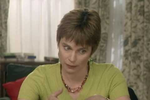 Nineties sitcom star Julia Hills unrecognisable 24 years after playing maneater Rona in 2point4..