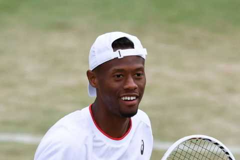 I’m former Tennis Channel presenter who is now playing in the Wimbledon quarter-final… commentary..