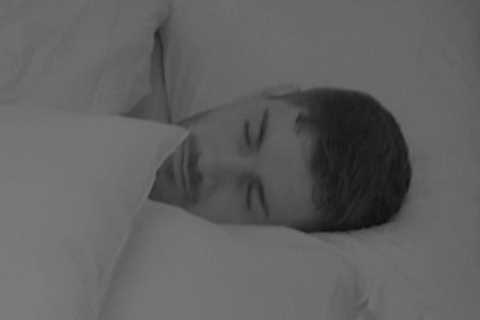 Love Island fans open mouthed as they spot pillow dividing two Islanders in bed after brutal dig