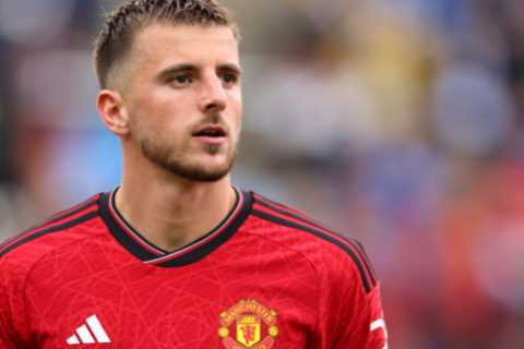Bitter Chelsea fans put together Mason Mount ‘fail’ video from Man Utd debut after he quit boyhood..