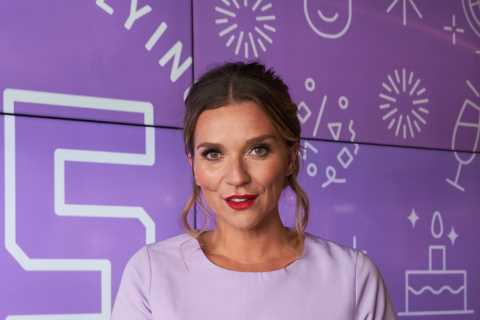 Bake Off’s Candice Brown pulls a pint at Luton airport after admitting she had just £416 in the..