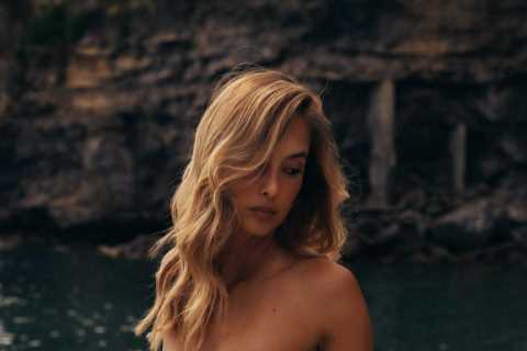 Ex-Premier League Wag and ‘world’s most beautiful woman’ leaves fans convinced she’s not real with..