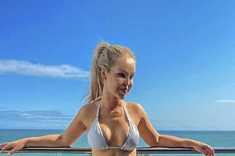 Katie Piper praised as ‘a total fittie’ by Lisa Snowdon as she strips down to a bikini to show off..