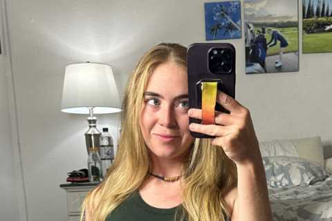 Grace Charis teases fans with sultry mirror selfie as golf influencer shows off toned abs and says..