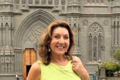 Jane McDonald leaves fans swooning with ‘tantalising’ pic from set of new travel show