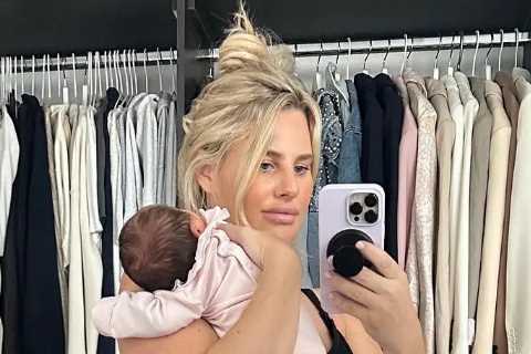 Danielle Armstrong praised for showing off real body just 10 days after giving birth