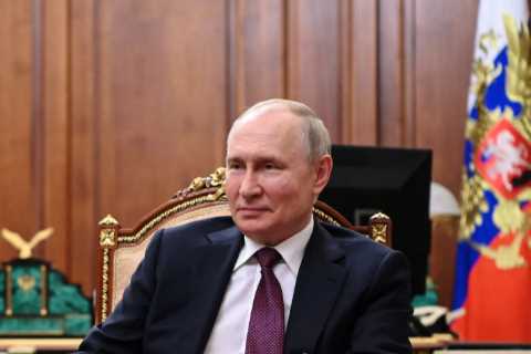 Rishi Sunak accuses Keir Starmer of helping prop up Putin’s Russia amid row over new oil licenses