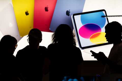 Apple Revenue Drops 1% but Tops Wall Street Expectations