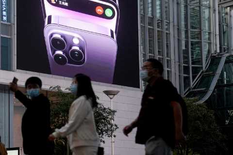 Apple’s and Amazon’s Report Cards for the Global Economy