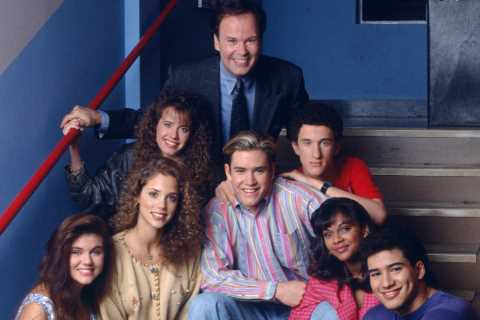 Saved by the Bell fan-favorite looks unrecognizable in sexy low-cut swimsuit 30 years after..