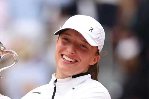 World No1 Iga Swiatek baffles tennis fans as she plays with TAPE over her mouth… but one reckons..