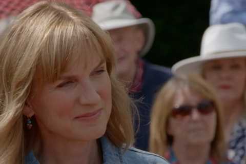 Antiques Roadshow viewers ‘switch off’ and slam Fiona Bruce – fuming ‘I couldn’t care less!’