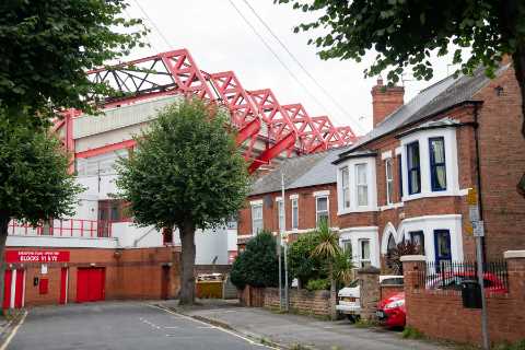 I live next to Premier League stadium – players like Roy Keane used to LIVE next door and cause..