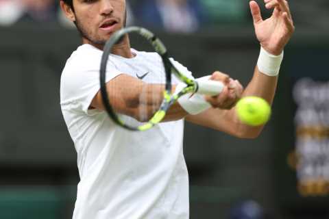 Ex-Wimbledon champion and world’s sexiest tennis player poses with Carlos Alcaraz – who is trained..