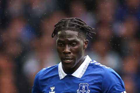 Manchester United Consider Shock Move for Amadou Onana