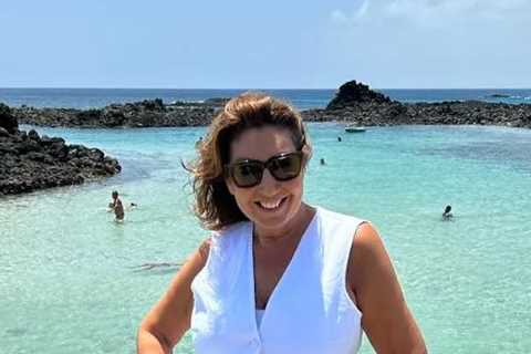Jane McDonald fans have a burning question as she parades ‘ageless’ figure in skimpy two-piece