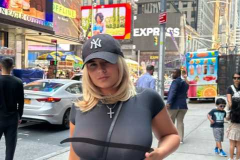 Boxing ring girl Apollonia Llewellyn's wardrobe malfunction forces her to cover up before flaunting ..