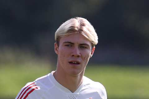 Manchester United's Rasmus Hojlund ready to face Arsenal, with Sergio Reguilon completing loan..