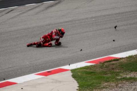 Horrifying Moment Moto GP World Champion Thrown from Bike and Run Over by Two Rivals Before Being..