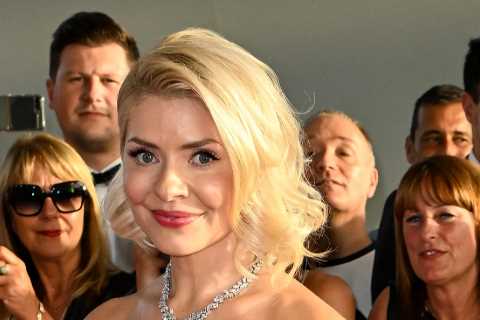 This Morning Booed by Fans as Holly Willoughby Watches Show Lose Out after Phillip Schofield Scandal