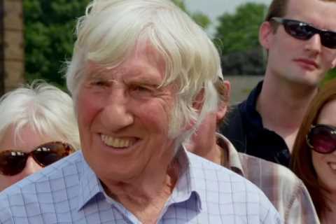 Antiques Roadshow guest stunned as rare gun is valued at £150,000