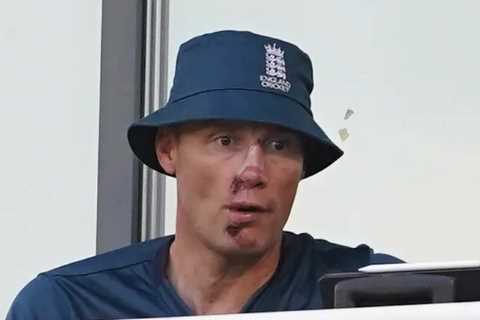Freddie Flintoff will remain with England cricket team for next series as players praise his..