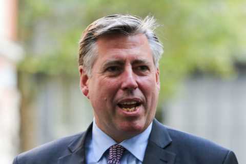 Top Tory Boss Predicts Early Election as Rishi Sunak Confronts Keir Starmer